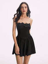 Einfarbiges, trägerloses, kurzes Plisseekleid